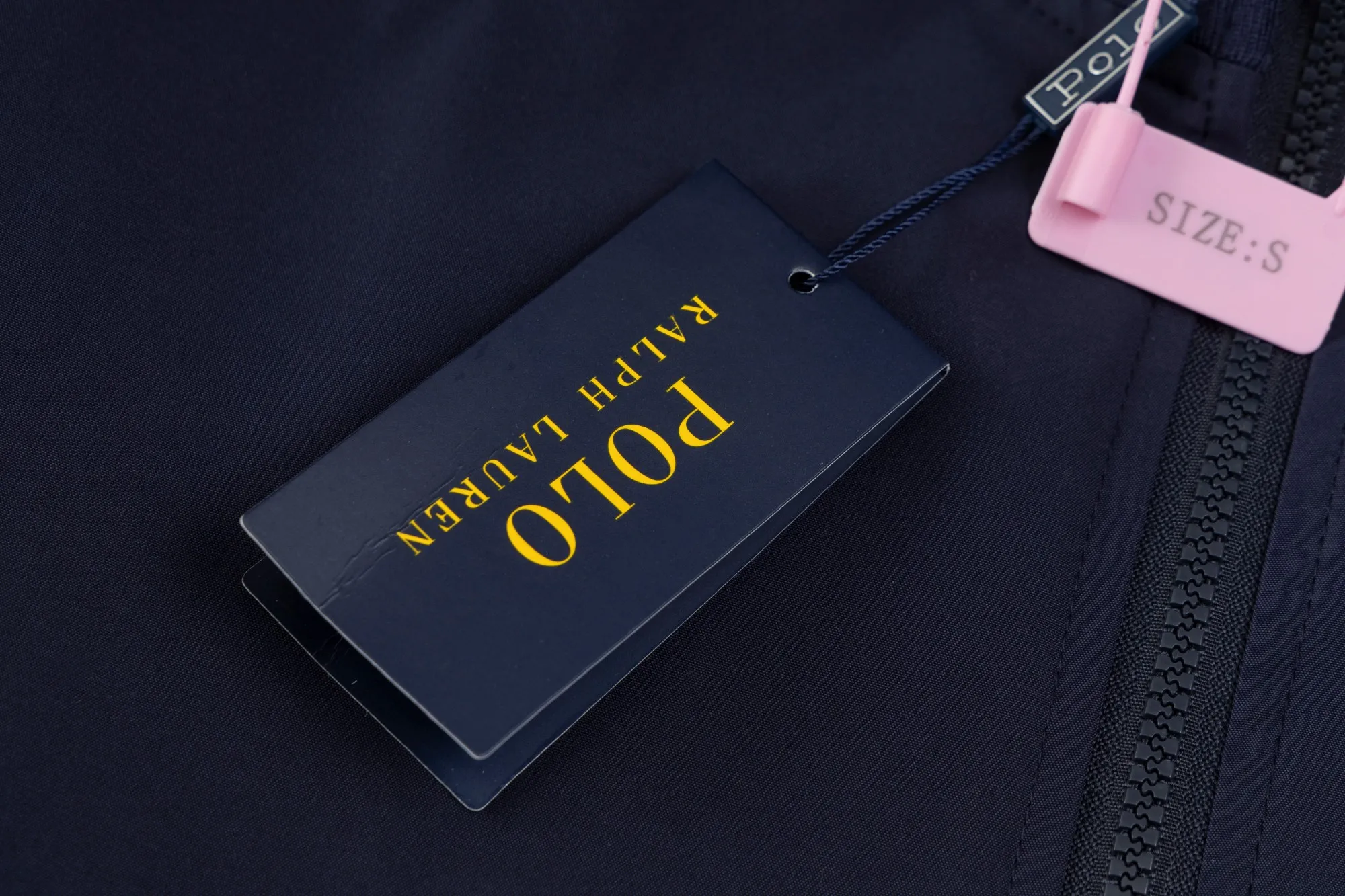🅿️370 model number SL41 Raff old money style stand-up collar with small logo embroidery on the chest, old cadre pull-up jacket. The same style for couples. No pilling, no fading, comfortable and breathable. The details on the official website are the same. Full set of packaging. Three labels are complete. The main mark is customizable. The fabric is double-layer embryonic cotton. Windproof design. The texture of the jacket fabric is very good. Versatile. It can be worn up to 200 pounds without pressure. The upper body is comfortable and stylish. Size S-XL